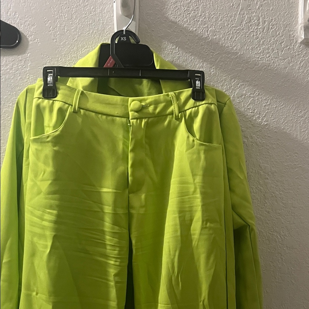 Women’s green pantsuit.Z:M.